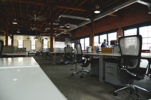 Vernieuwen en verduurzamen: een blik op ergonomisch en compact kantoormeubilair in de moderne werkplek