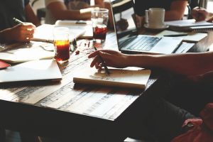 Ergonomie ontmoet esthetiek: een blik op duurzaam en ruimte-efficiënt kantoormeubilair